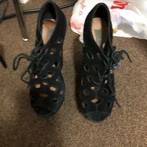 Steve Madden black cutout wedges